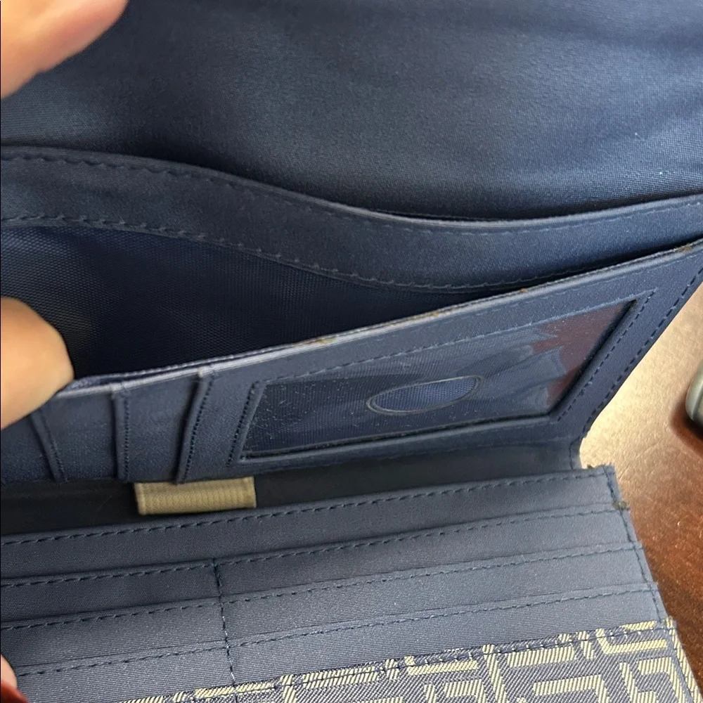 Liz Claiborne Blue and Tan Wallet - Picture 4 of 6